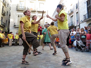 Sant Joan 2016. Arribada de la Flama del Canig&oacute;. Ballada a la pla&ccedil;a del Vi