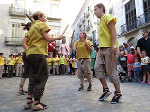 Sant Joan 2016. Arribada de la Flama del Canig&oacute;. Ballada a la pla&ccedil;a del Vi