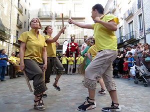 Sant Joan 2016. Arribada de la Flama del Canig&oacute;. Ballada a la pla&ccedil;a del Vi