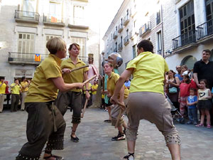 Sant Joan 2016. Arribada de la Flama del Canig&oacute;. Ballada a la pla&ccedil;a del Vi