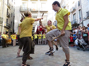 Sant Joan 2016. Arribada de la Flama del Canig&oacute;. Ballada a la pla&ccedil;a del Vi