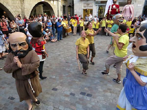 Sant Joan 2016. Arribada de la Flama del Canig&oacute;. Ballada a la pla&ccedil;a del Vi