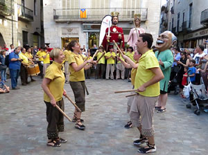 Sant Joan 2016. Arribada de la Flama del Canig&oacute;. Ballada a la pla&ccedil;a del Vi