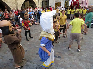 Sant Joan 2016. Arribada de la Flama del Canig&oacute;. Ballada a la pla&ccedil;a del Vi