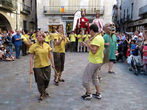 Sant Joan 2016. Arribada de la Flama del Canig&oacute;. Ballada a la pla&ccedil;a del Vi
