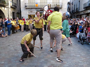 Sant Joan 2016. Arribada de la Flama del Canig&oacute;. Ballada a la pla&ccedil;a del Vi