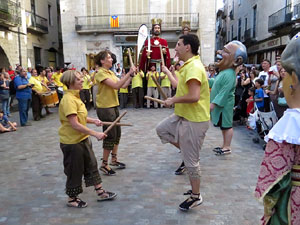 Sant Joan 2016. Arribada de la Flama del Canig&oacute;. Ballada a la pla&ccedil;a del Vi