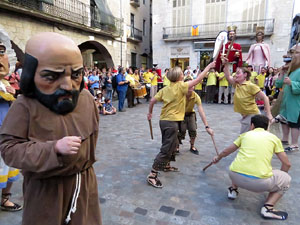 Sant Joan 2016. Arribada de la Flama del Canig&oacute;. Ballada a la pla&ccedil;a del Vi