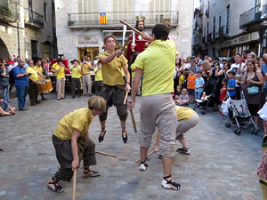 Sant Joan 2016. Arribada de la Flama del Canig&oacute;. Ballada a la pla&ccedil;a del Vi