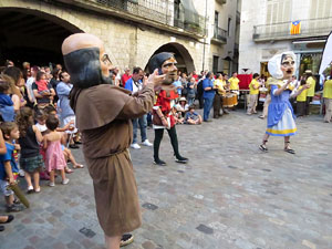 Sant Joan 2016. Arribada de la Flama del Canig&oacute;. Ballada a la pla&ccedil;a del Vi