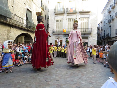 Sant Joan 2016. Arribada de la Flama del Canig&oacute;. Ballada a la pla&ccedil;a del Vi