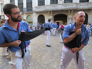Sant Joan 2016. Arribada de la Flama del Canig&oacute;. Castells dels Marrecs de Salt a la pla&ccedil;a del Vi