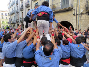 Sant Joan 2016. Arribada de la Flama del Canig&oacute;. Castells dels Marrecs de Salt a la pla&ccedil;a del Vi