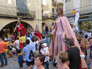 Sant Joan 2016. Arribada de la Flama del Canig&oacute;. Castells dels Marrecs de Salt a la pla&ccedil;a del Vi
