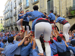 Sant Joan 2016. Arribada de la Flama del Canig&oacute;. Castells dels Marrecs de Salt a la pla&ccedil;a del Vi