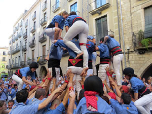 Sant Joan 2016. Arribada de la Flama del Canig&oacute;. Castells dels Marrecs de Salt a la pla&ccedil;a del Vi