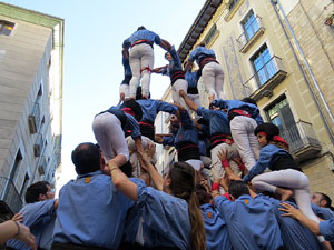 Sant Joan 2016. Arribada de la Flama del Canig&oacute;. Castells dels Marrecs de Salt a la pla&ccedil;a del Vi