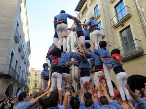 Sant Joan 2016. Arribada de la Flama del Canig&oacute;. Castells dels Marrecs de Salt a la pla&ccedil;a del Vi