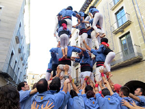 Sant Joan 2016. Arribada de la Flama del Canig&oacute;. Castells dels Marrecs de Salt a la pla&ccedil;a del Vi