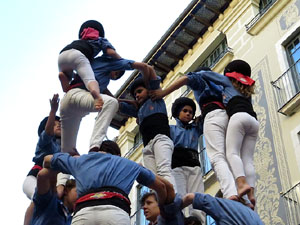 Sant Joan 2016. Arribada de la Flama del Canig&oacute;. Castells dels Marrecs de Salt a la pla&ccedil;a del Vi