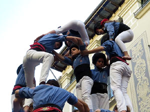 Sant Joan 2016. Arribada de la Flama del Canig&oacute;. Castells dels Marrecs de Salt a la pla&ccedil;a del Vi