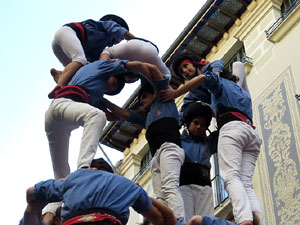 Sant Joan 2016. Arribada de la Flama del Canig&oacute;. Castells dels Marrecs de Salt a la pla&ccedil;a del Vi