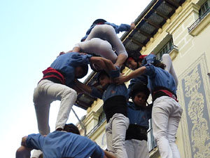 Sant Joan 2016. Arribada de la Flama del Canig&oacute;. Castells dels Marrecs de Salt a la pla&ccedil;a del Vi