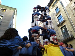 Sant Joan 2016. Arribada de la Flama del Canig&oacute;. Castells dels Marrecs de Salt a la pla&ccedil;a del Vi