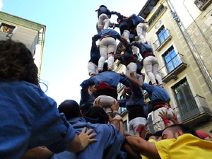 Sant Joan 2016. Arribada de la Flama del Canig&oacute;. Castells dels Marrecs de Salt a la pla&ccedil;a del Vi
