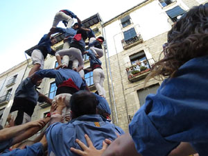 Sant Joan 2016. Arribada de la Flama del Canig&oacute;. Castells dels Marrecs de Salt a la pla&ccedil;a del Vi