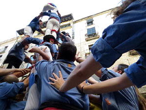 Sant Joan 2016. Arribada de la Flama del Canig&oacute;. Castells dels Marrecs de Salt a la pla&ccedil;a del Vi