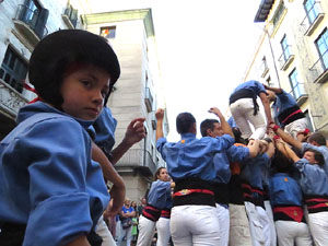 Sant Joan 2016. Arribada de la Flama del Canig&oacute;. Castells dels Marrecs de Salt a la pla&ccedil;a del Vi