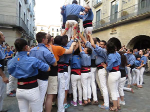 Sant Joan 2016. Arribada de la Flama del Canig&oacute;. Castells dels Marrecs de Salt a la pla&ccedil;a del Vi