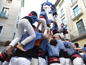 Sant Joan 2016. Arribada de la Flama del Canig&oacute;. Castells dels Marrecs de Salt a la pla&ccedil;a del Vi