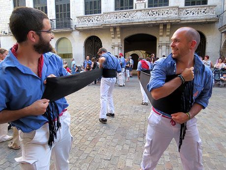 Sant Joan 2016. Arribada de la Flama del Canig&oacute;. Castells dels Marrecs de Salt a la pla&ccedil;a del Vi