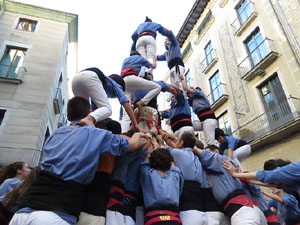 Sant Joan 2016. Arribada de la Flama del Canig&oacute;. Castells dels Marrecs de Salt a la pla&ccedil;a del Vi