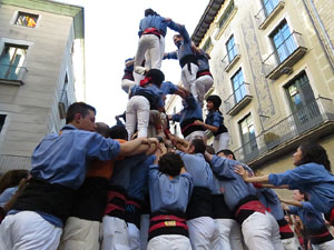Sant Joan 2016. Arribada de la Flama del Canig&oacute;. Castells dels Marrecs de Salt a la pla&ccedil;a del Vi