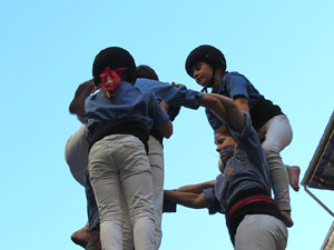 Sant Joan 2016. Arribada de la Flama del Canig&oacute;. Castells dels Marrecs de Salt a la pla&ccedil;a del Vi
