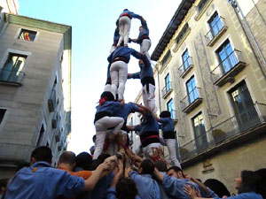 Sant Joan 2016. Arribada de la Flama del Canig&oacute;. Castells dels Marrecs de Salt a la pla&ccedil;a del Vi
