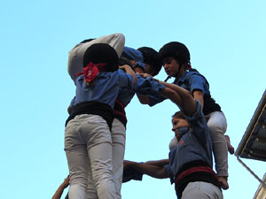 Sant Joan 2016. Arribada de la Flama del Canig&oacute;. Castells dels Marrecs de Salt a la pla&ccedil;a del Vi