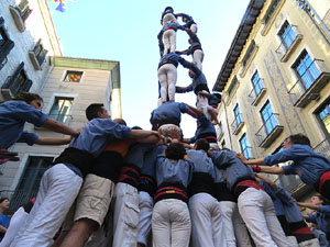 Sant Joan 2016. Arribada de la Flama del Canig&oacute;. Castells dels Marrecs de Salt a la pla&ccedil;a del Vi