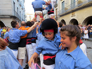 Sant Joan 2016. Arribada de la Flama del Canig&oacute;. Castells dels Marrecs de Salt a la pla&ccedil;a del Vi