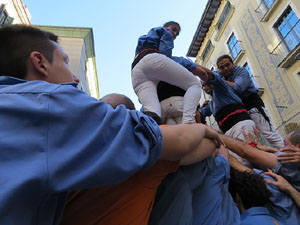 Sant Joan 2016. Arribada de la Flama del Canig&oacute;. Castells dels Marrecs de Salt a la pla&ccedil;a del Vi