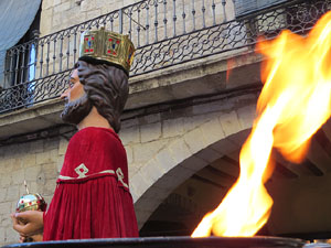 Sant Joan 2016. Arribada de la Flama del Canig&oacute;. Castells dels Marrecs de Salt a la pla&ccedil;a del Vi