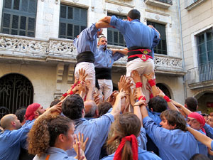 Sant Joan 2016. Arribada de la Flama del Canig&oacute;. Castells dels Marrecs de Salt a la pla&ccedil;a del Vi