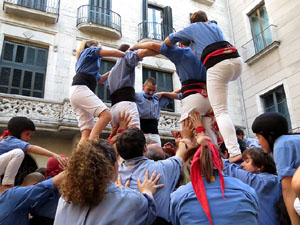 Sant Joan 2016. Arribada de la Flama del Canig&oacute;. Castells dels Marrecs de Salt a la pla&ccedil;a del Vi