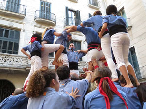 Sant Joan 2016. Arribada de la Flama del Canig&oacute;. Castells dels Marrecs de Salt a la pla&ccedil;a del Vi