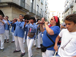 Sant Joan 2016. Arribada de la Flama del Canig&oacute;. Castells dels Marrecs de Salt a la pla&ccedil;a del Vi