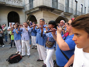 Sant Joan 2016. Arribada de la Flama del Canig&oacute;. Castells dels Marrecs de Salt a la pla&ccedil;a del Vi