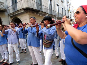 Sant Joan 2016. Arribada de la Flama del Canig&oacute;. Castells dels Marrecs de Salt a la pla&ccedil;a del Vi